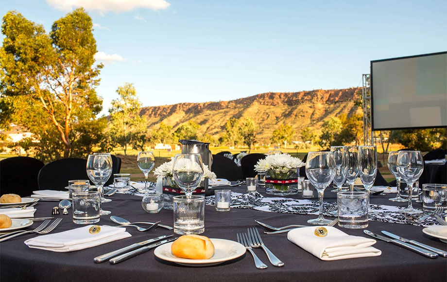 Doubletree hilton Alice Springs dining outside