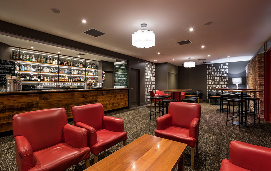 The Old Woolstore Apartment Hotel bar